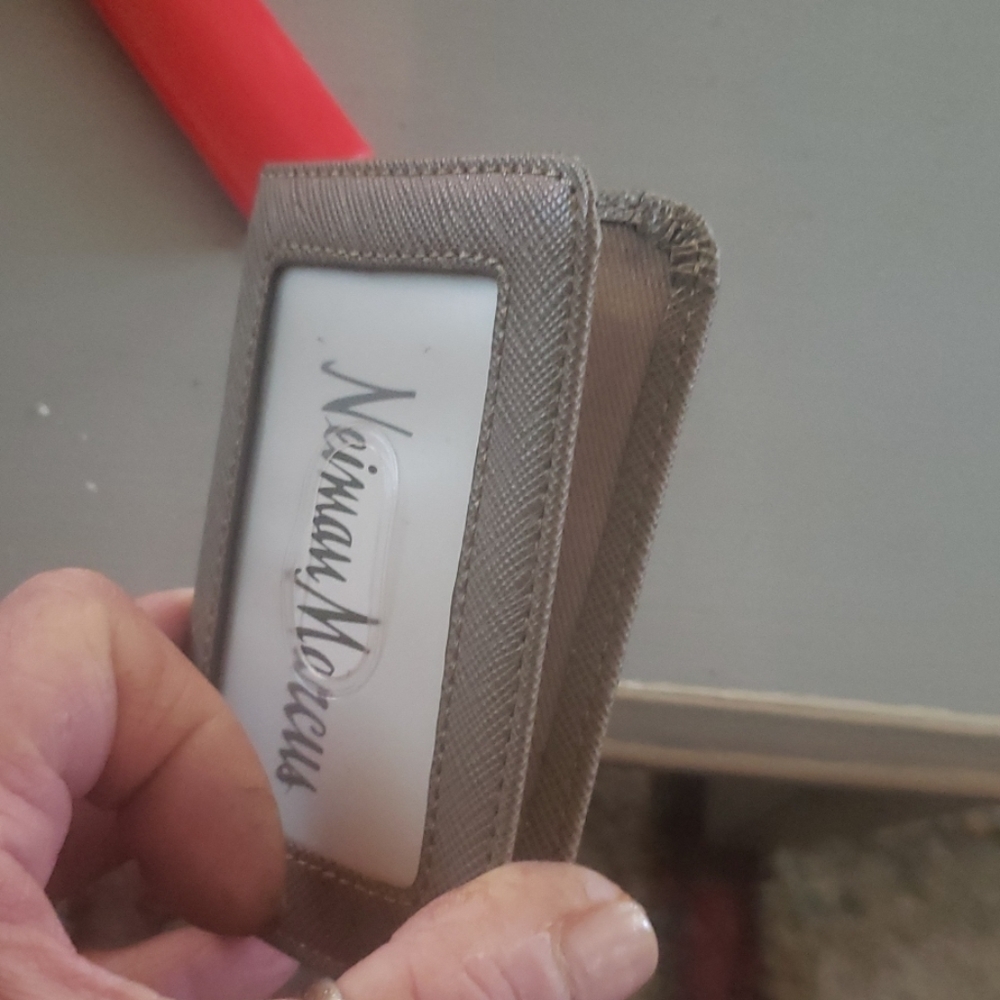 HP🔥🔥🔥Neiman Marcus credit card billfold, small - Picture 5 of 5